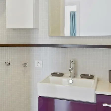 Feriehus Stunning 2 Bdr Apt Sleeps 4 Nr Entrecampos Lisboa