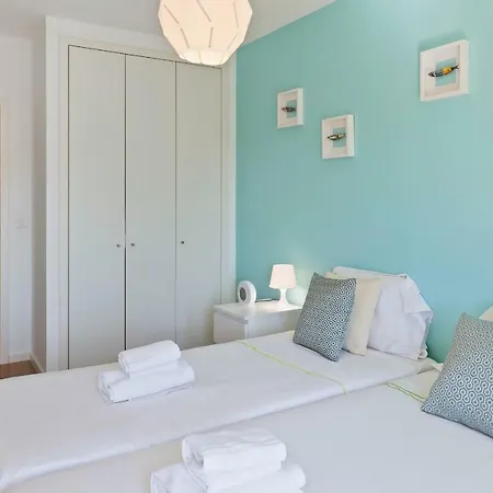 Feriehus Stunning 2 Bdr Apt Sleeps 4 Nr Entrecampos Lisboa