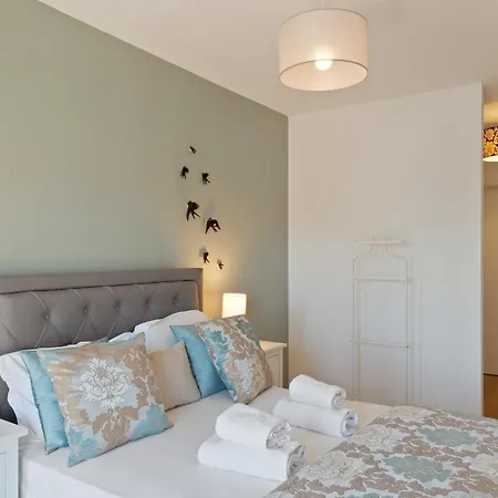Stunning 2 Bdr Apt Sleeps 4 Nr Entrecampos Feriehus *