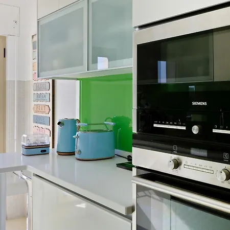 Stunning 2 Bdr Apt Sleeps 4 Nr Entrecampos Hébergement de vacances