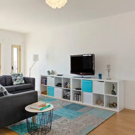 Stunning 2 Bdr Apt Sleeps 4 Nr Entrecampos Nyaraló *